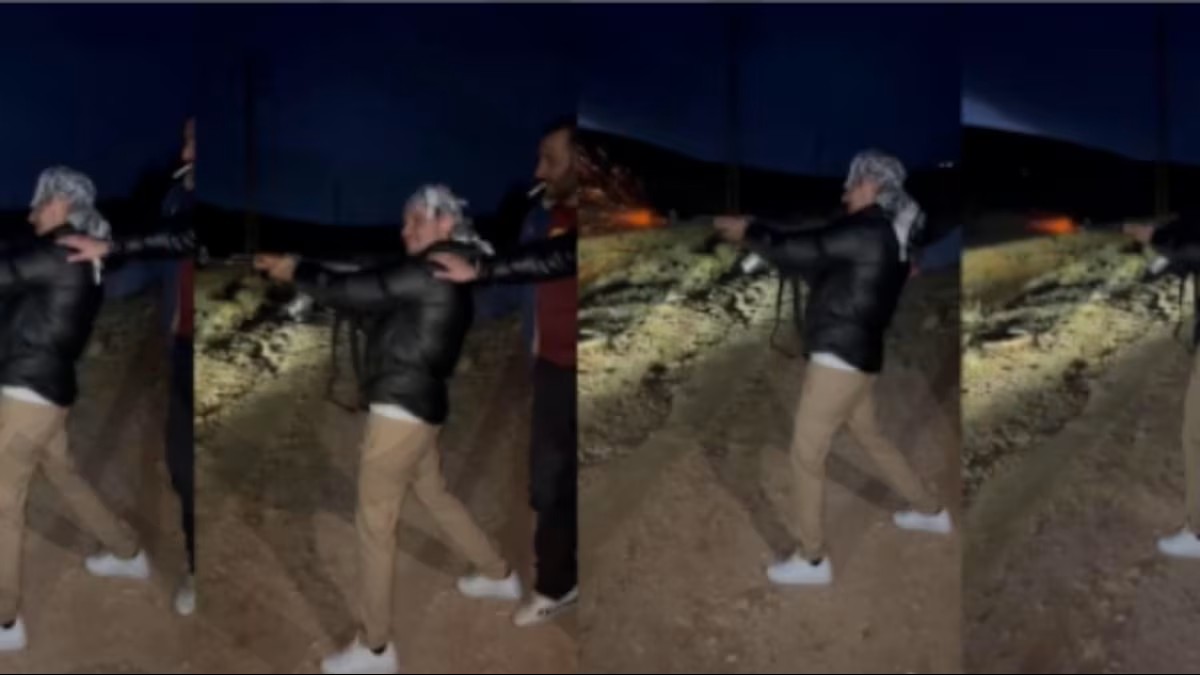 Investigado pela Operação Colossus, o operador de criptomoedasDante Felipini dispara um fuzil Ak-47, no Líbano, auxiliado por um
integrante do Hezbollah - Foto: Polícia Federal